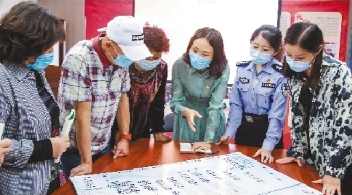 中山区葵英街道清泉社区召开居民议事会，共同解决居民关心的问题。王华 摄