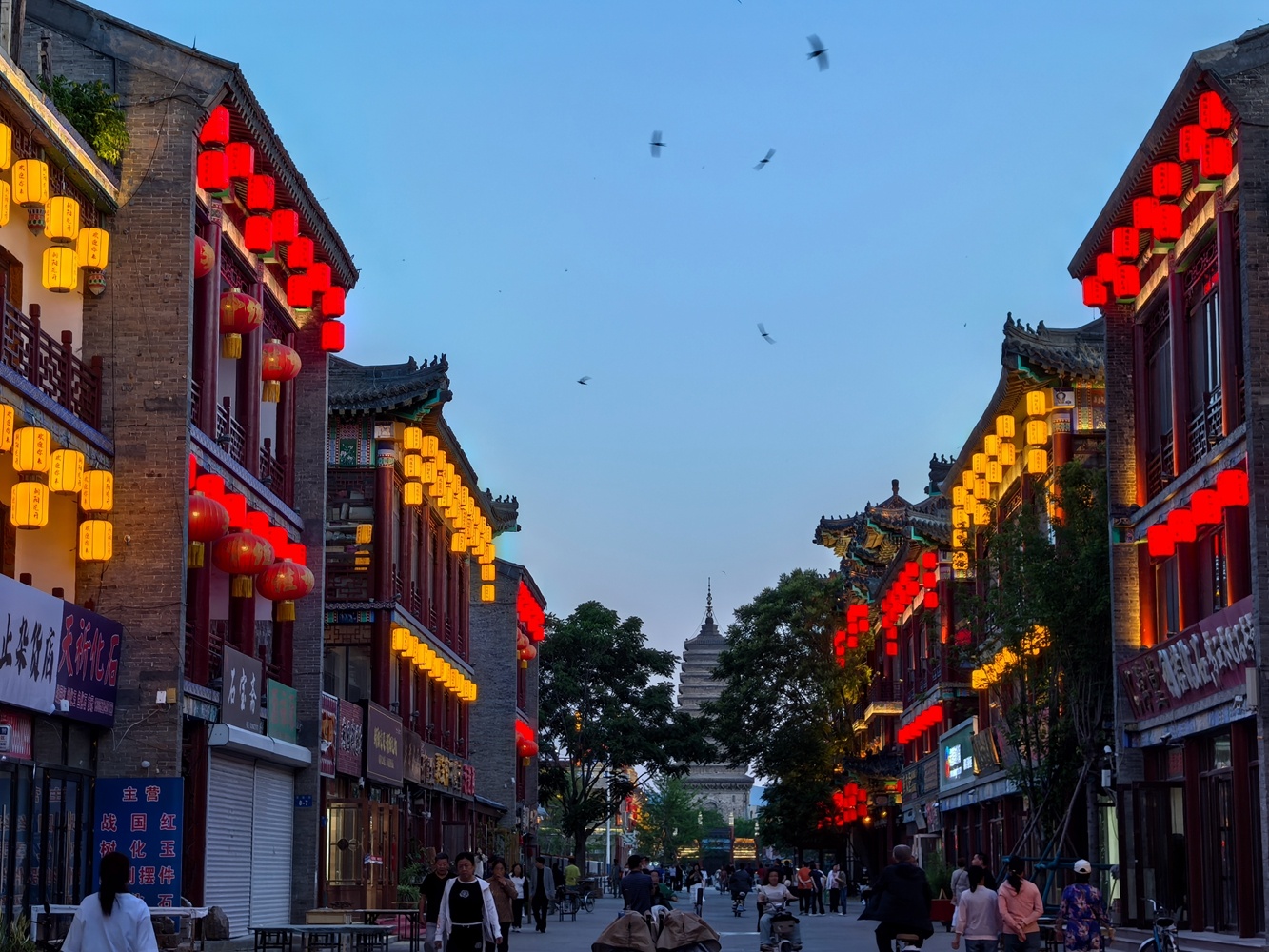 连接北塔与南塔的慕容街，已成为朝阳文旅重要地标。（摄影：朱忠鹤）