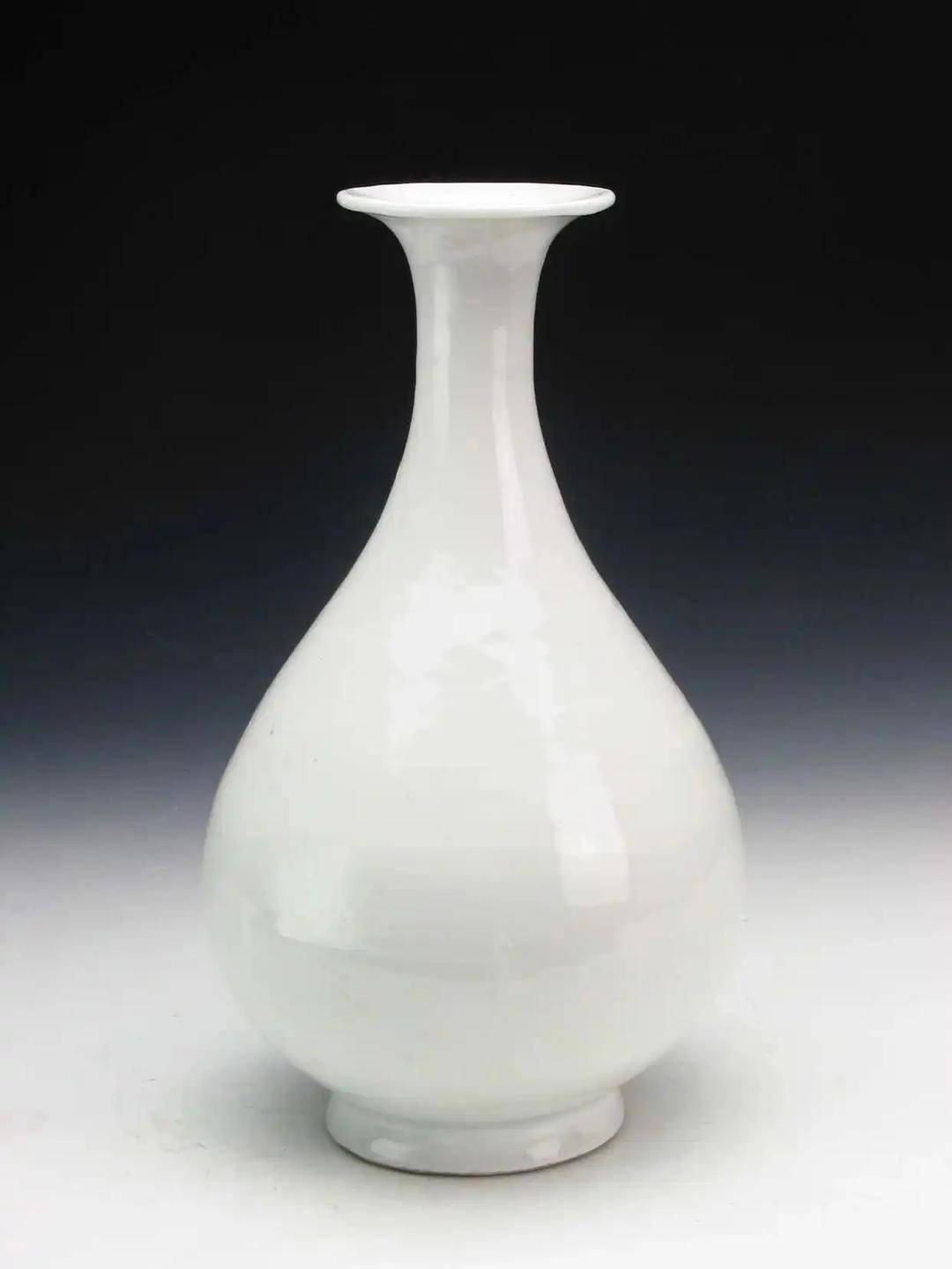 展出的明代“白釉玉壶春瓶”。新华社发