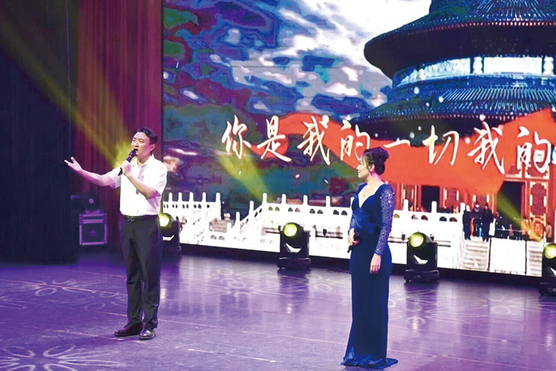 文艺志愿者深情演唱。