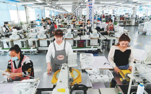 长川制靴朝阳分公司工人在鞋帮半成品生产线上加紧生产。(仇一军 摄)