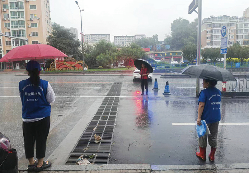 元宝区广济街道设立24小时观察哨，相关人员第一时间到位，配合交警部门设立警戒线和醒目标识，切实做好强降雨防范应对工作。张尧 摄