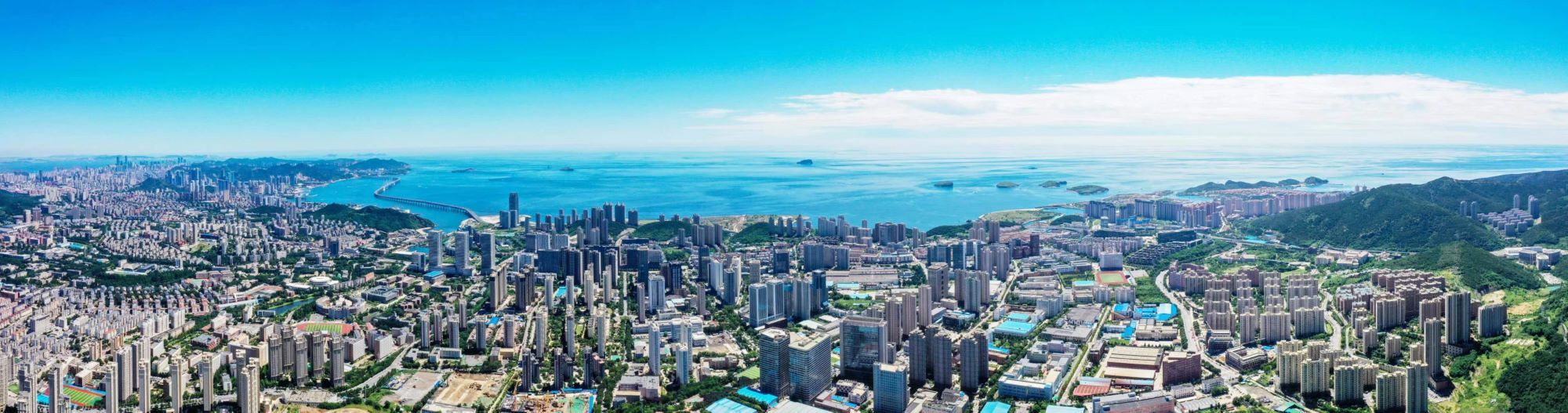 依山傍海的大连高新区。(摄影:王 华)