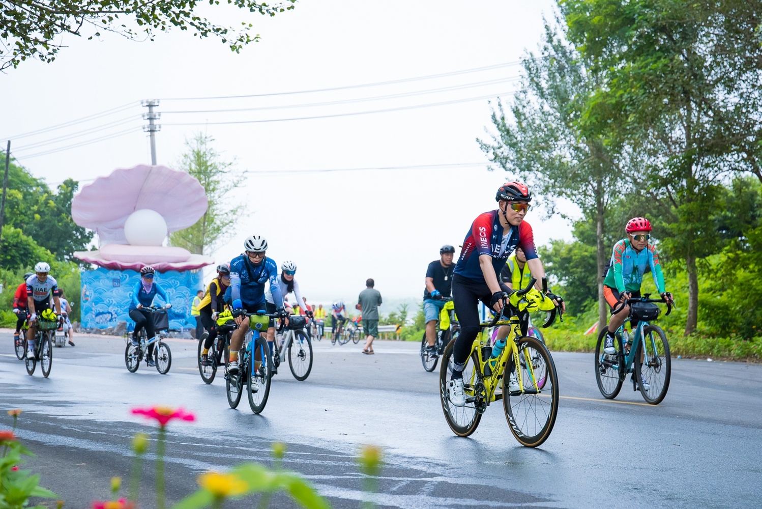 图为骑手在海岸线上骑行，近距离感受渔家风情和亲海乐趣。（摄影：杨靖岫）
