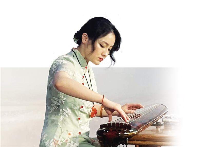 大连市古琴研究会会员在演奏古琴曲《天龙八音》。(摄影:张明春)