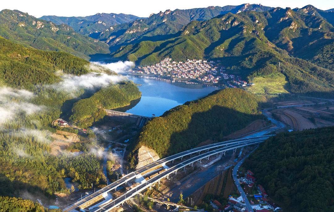 本桓宽高速风景如画，是民生之路、也是幸福之路。（刘海东 摄）