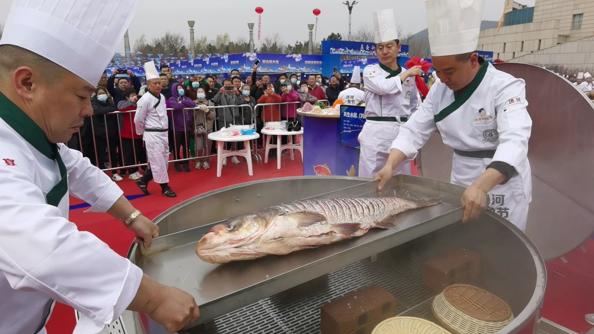 辽阳市首届汤河鲜鱼节开幕式上,名厨们正在现场烹饪汤河鱼。