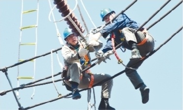 本溪供电公司员工为500千伏程渤线进行春季检修。(摄影:姜云峰)