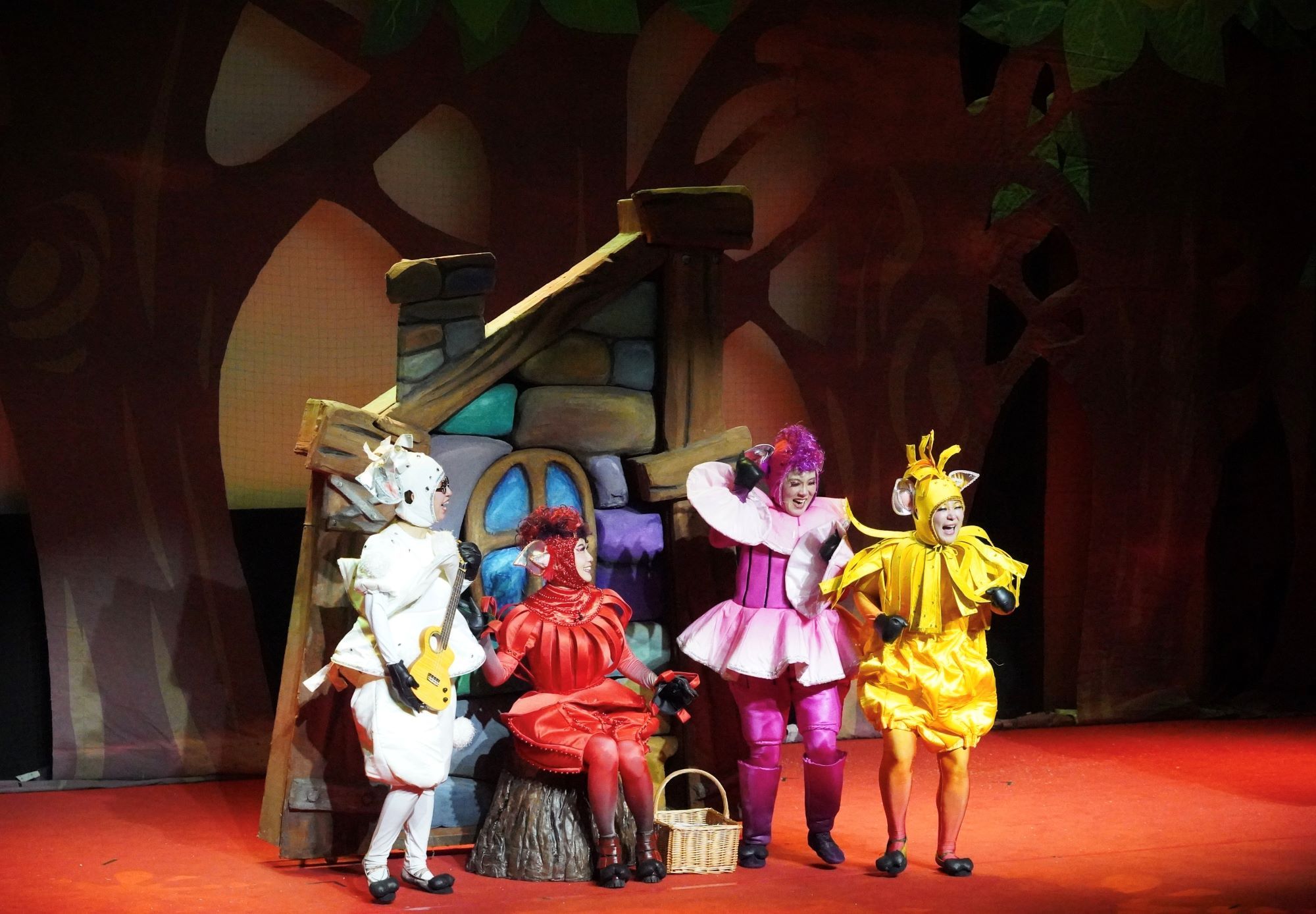 演员们在《三只小猪》中用充满童趣的表演让孩子们度过了一个欢乐的“六一”。