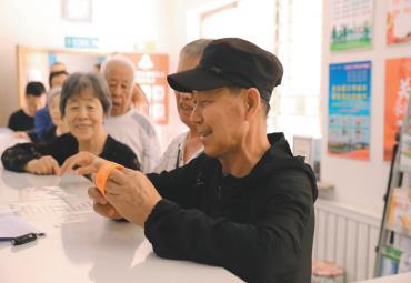 老人排队领取防走失、防意外手环。辽宁日报特约记者 姜楠 摄