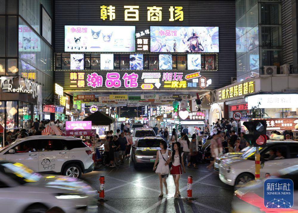 游客在沈阳西塔游览（7月29日摄）。新华社记者 李钢 摄