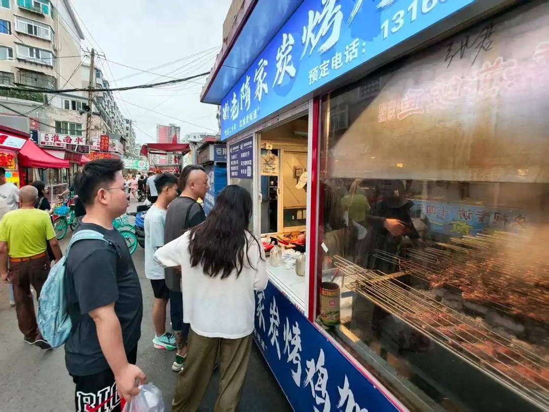 市民和游客在排队购买烤鸡架。新华社记者 叶新晨 摄