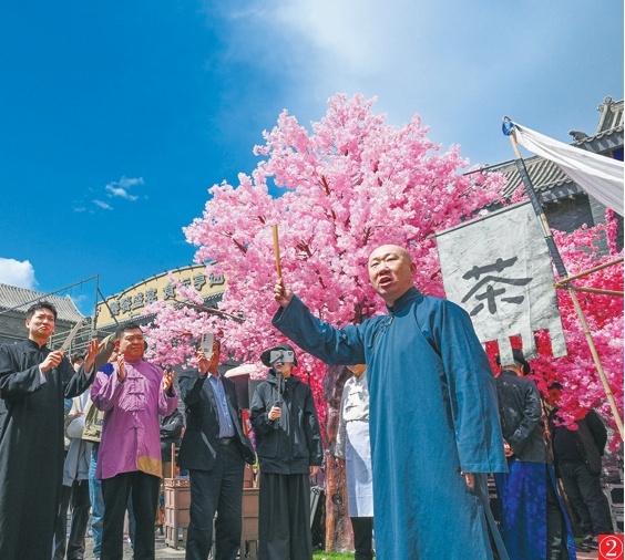 沈阳老北市景区，沈阳歌舞团和沈阳曲艺团联袂送上艺术惠民演出，舞蹈、快板、大鼓、歌曲等节目给观众带来沉浸式的演艺体验。（查金辉 摄）