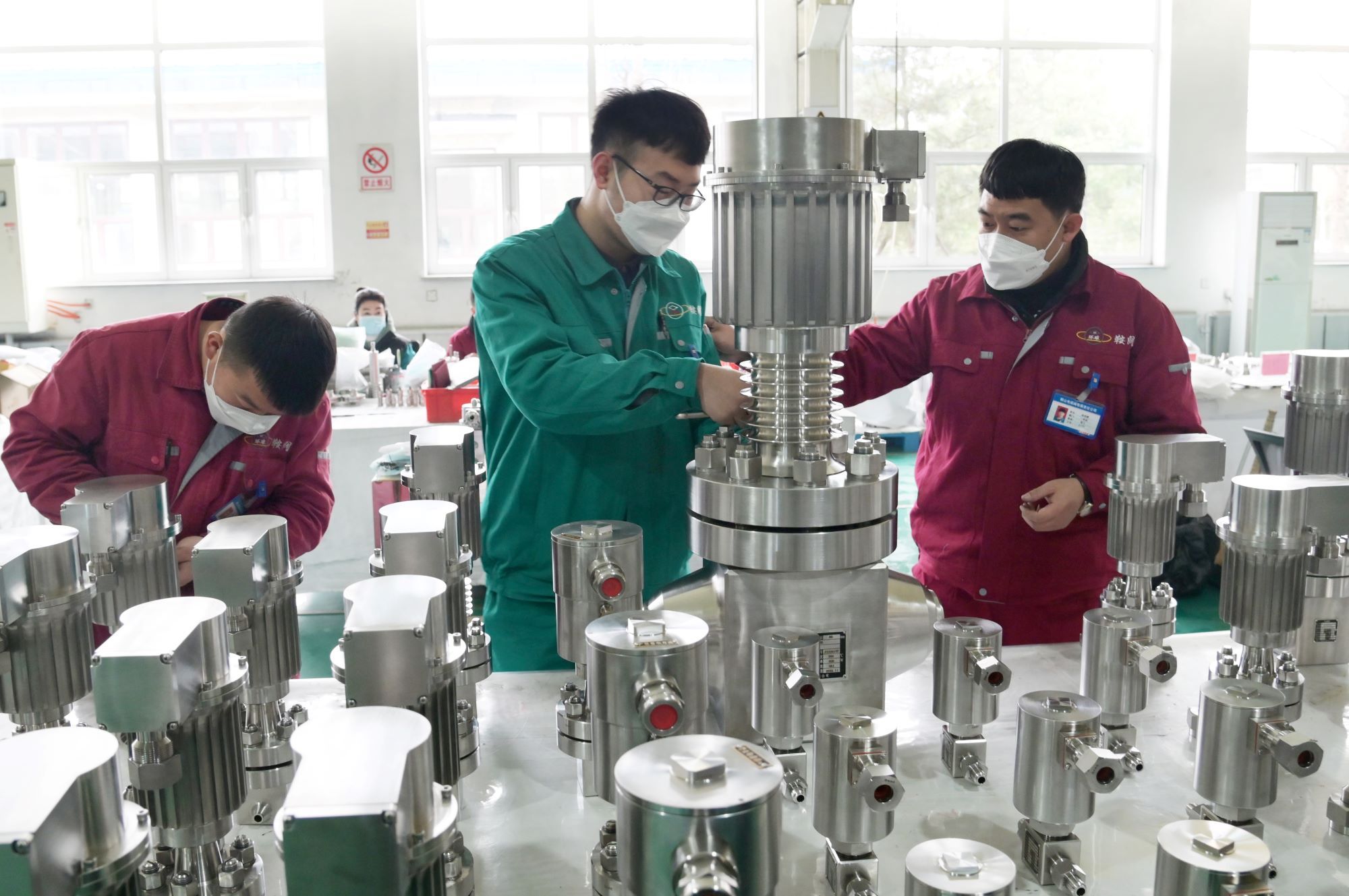 为车间里到处是工人忙碌的身影。