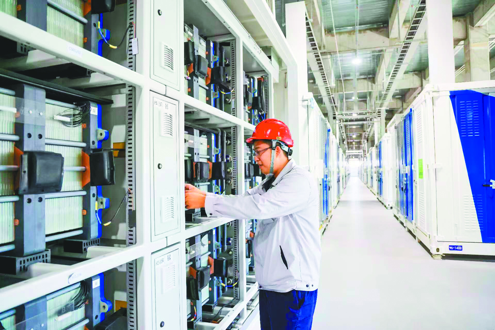 储能电站内，工作人员在调试设备。（辽宁日报资料图）