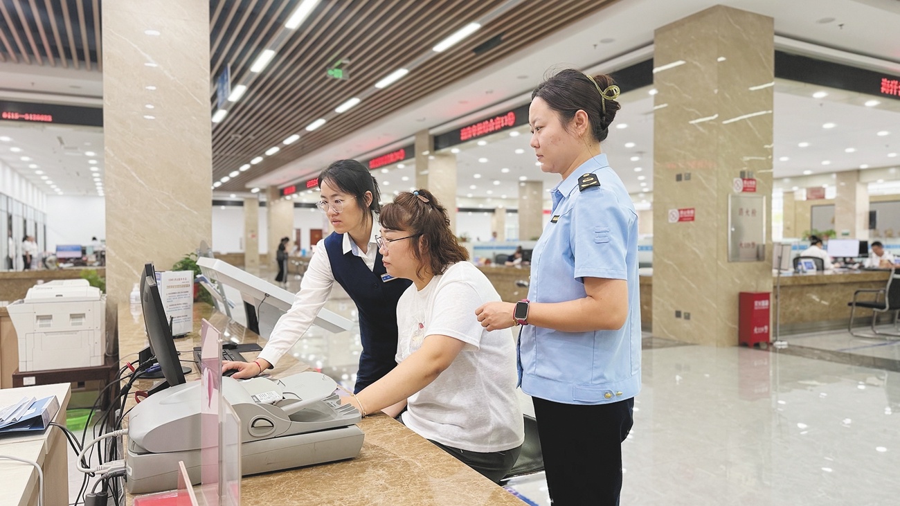 12345涉企服务专区前，部门联动、专员靠前服务，为企业纾困解难。（摄影：李曼）