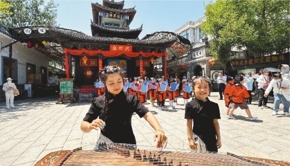 葫芦古镇内,小学生吟诵楚辞纪念屈原。(摄影:田嘉)
