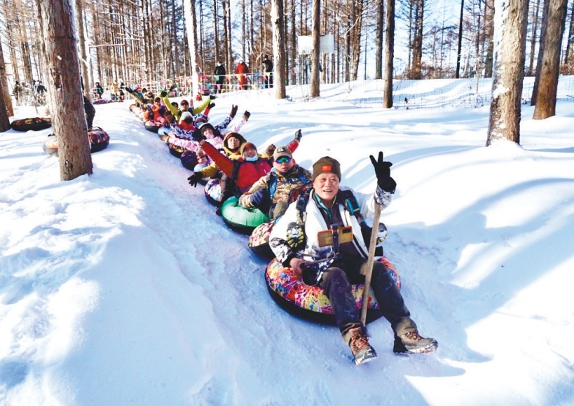 游客春节假期在清原满族自治县玉龙溪冰雪大世界开心游玩。（摄影：门莹）