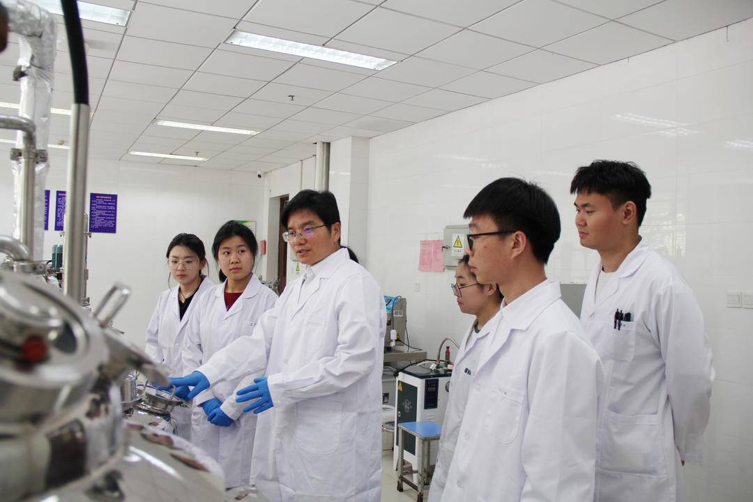 李学鹏博士带领团队对鱼糜杀菌技术进行研究。