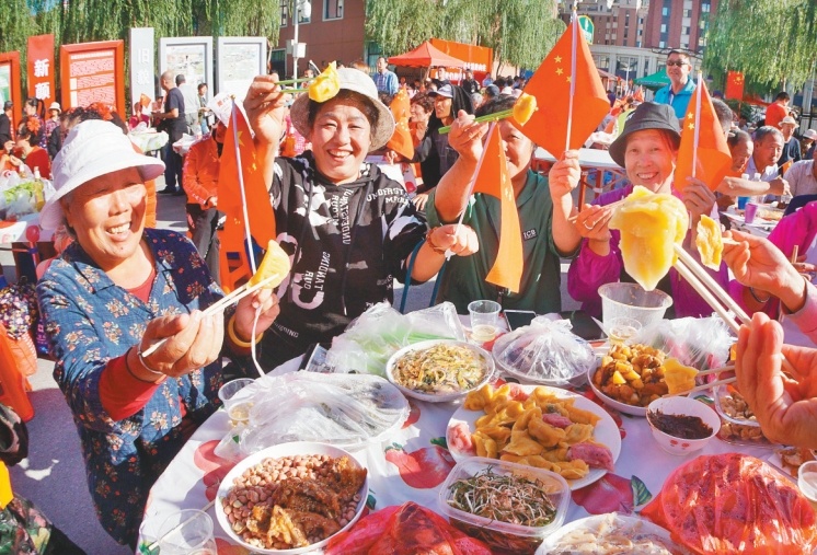 抚顺东华园社区居民举办百家宴，乐享幸福生活。（摄影：门莹）