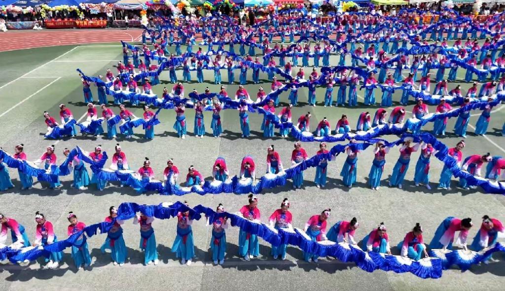 银州区第十七小学东北秧歌社团灵动翩跹，在传承中体悟传统民俗魅力。