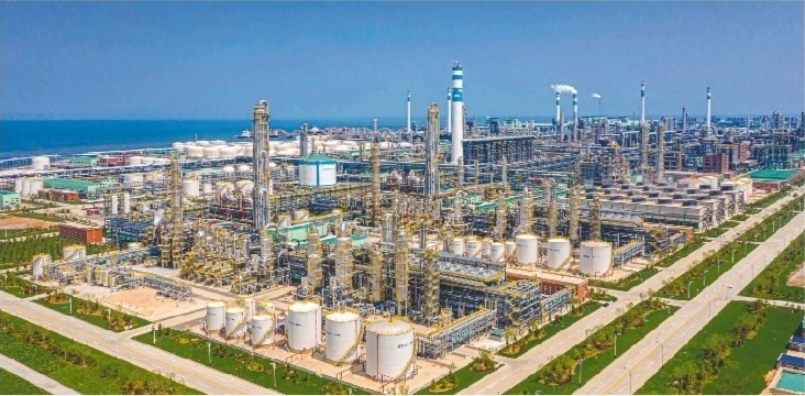 恒力集团在大连长兴岛建设的150万吨/年乙烯工厂装置区。（摄影：孙鹏伟）