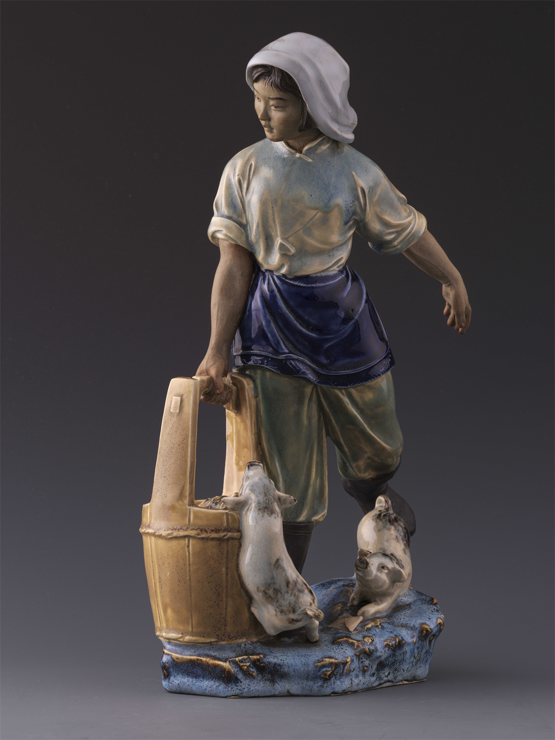 现代石湾窑女饲养员