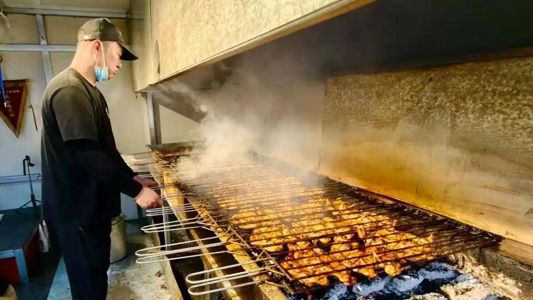 摊主隋福刚在制作炭烤鸡架。新华社记者 叶新晨 摄
