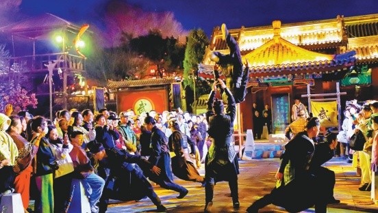 游客近距离观看大型沉浸式夜游演出《就在宁远》。(摄影:王野)