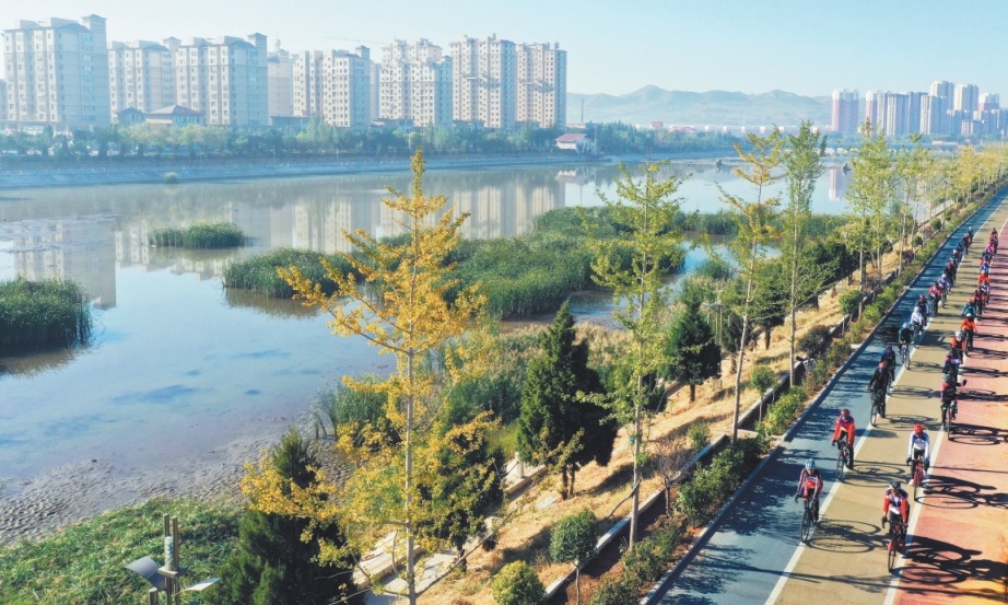 市民沿河骑行，沉浸式体验城市美景。