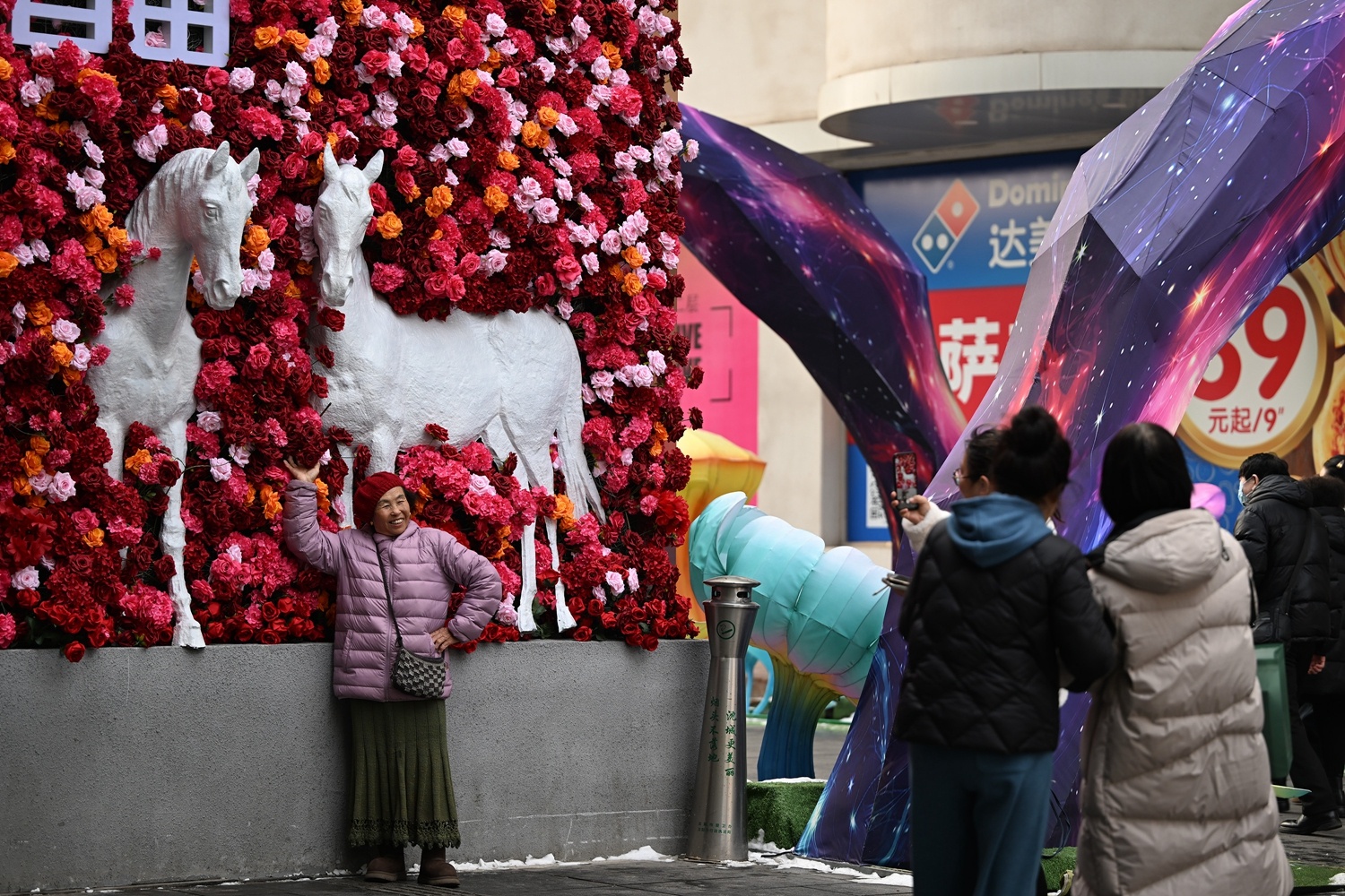 白马玫瑰花创意景观墙成为新晋打卡地。