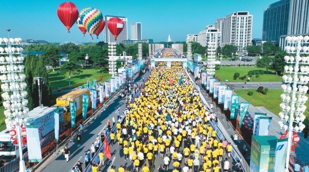 去年9月，在铁岭市举办的首届莲花湿地半程马拉松比赛，吸引了众多参赛者。（摄影：杨也迅）