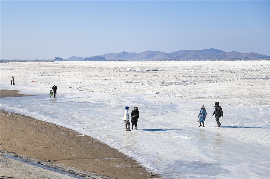 夏家河子海滨浴场“千米冰封”。(摄影:王华)