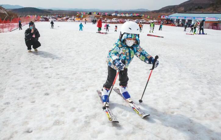 凌源冰雪旅游突出亲子游特色，图为小朋友在练习滑雪。明仕文 摄