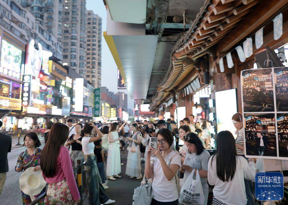 游客在沈阳西塔游览（7月29日摄）。新华社记者 李钢 摄