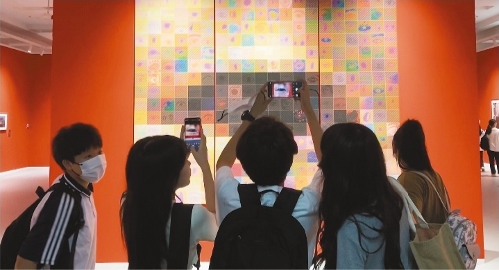 “视觉辽宁——数字艺术展”吸引了大量年轻观众观展。