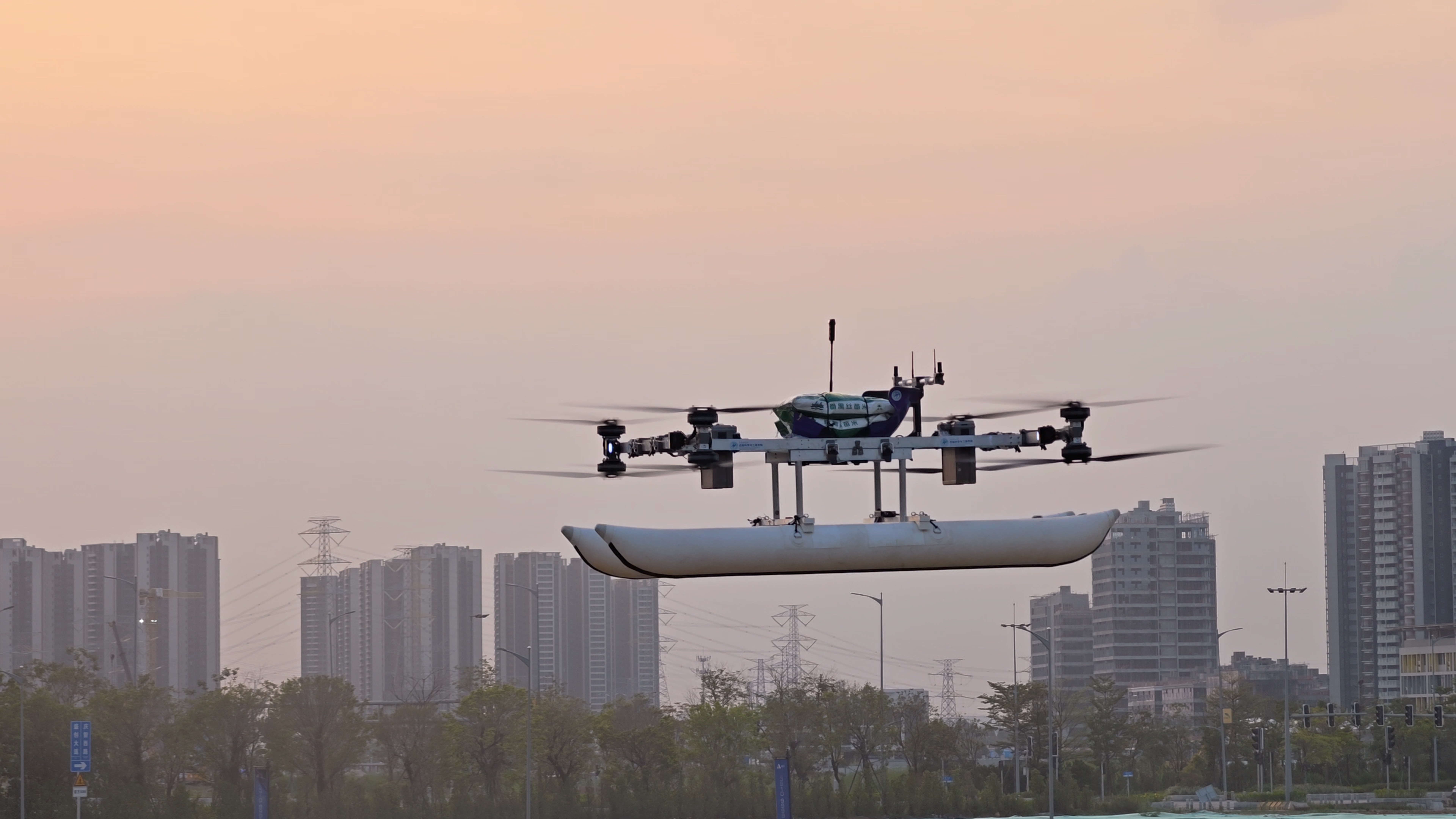 图为正在进行测试的水空两栖飞行器“星海一号”。(来源:大连理工大学)