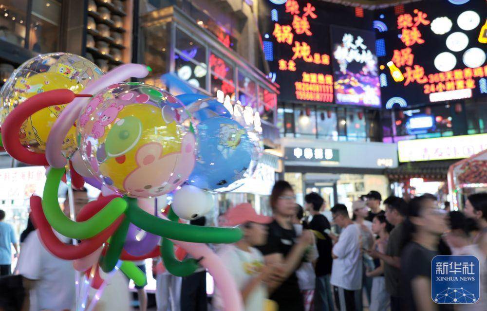 游客在沈阳西塔游览（7月29日摄）。新华社记者 李钢 摄