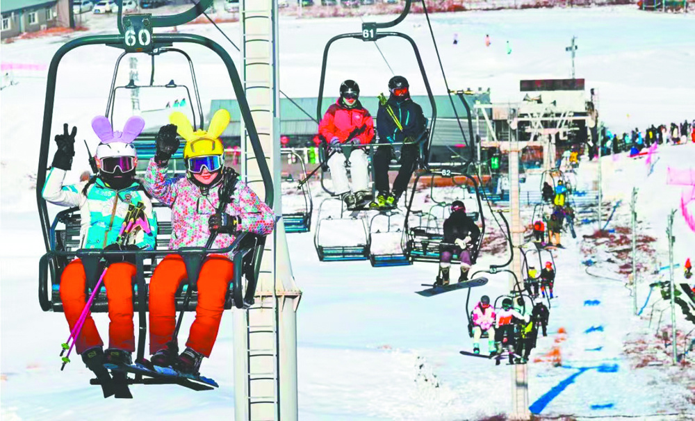 弓长岭温泉滑雪场设施完善、雪道专业，既能满足专业运动员训练需求，也适配普通滑雪爱好者娱乐。