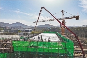 辽宁天安生物制药股份有限公司红球生物全智能生产基地施工现场。(摄影:林林)