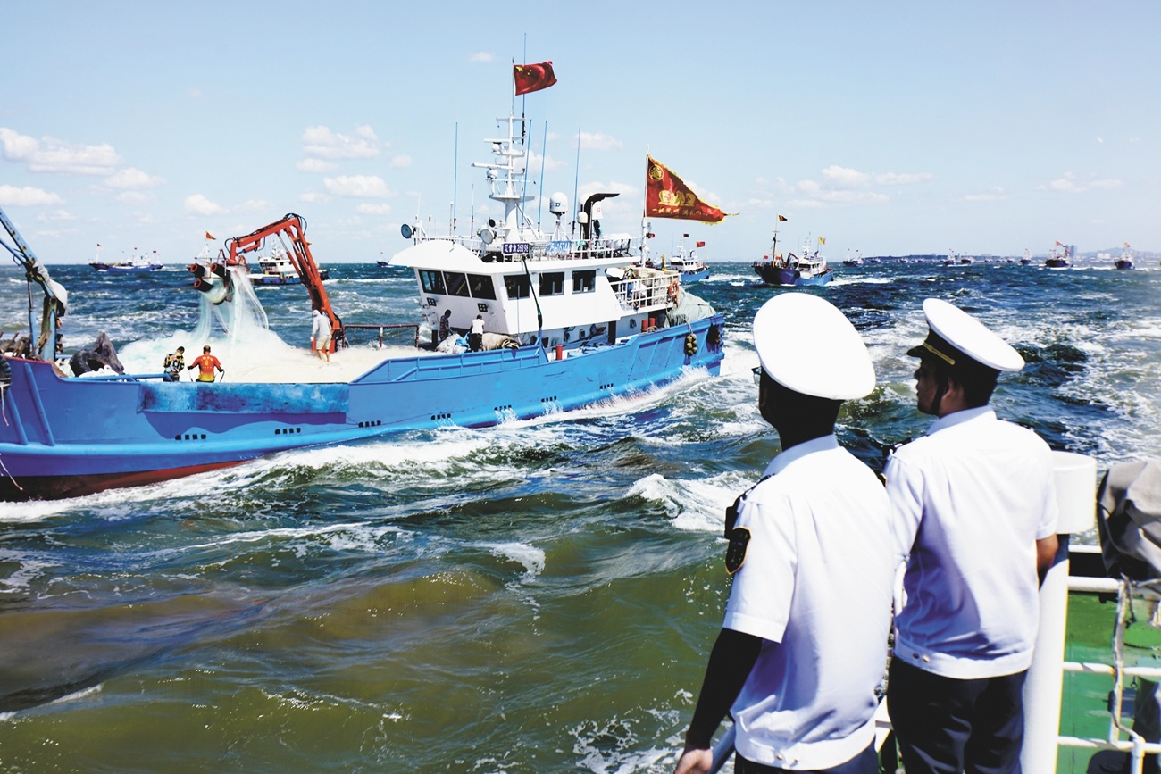 开海当日，营口海事部门组织开渔护航专项行动，确保渔船安全出海。（摄影：康广义）