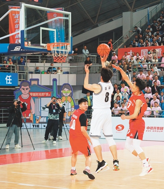 “沈鼓杯”2025铁西区第二届“厂BA”篮球赛开赛,参赛队伍由首届的32支增至42支。