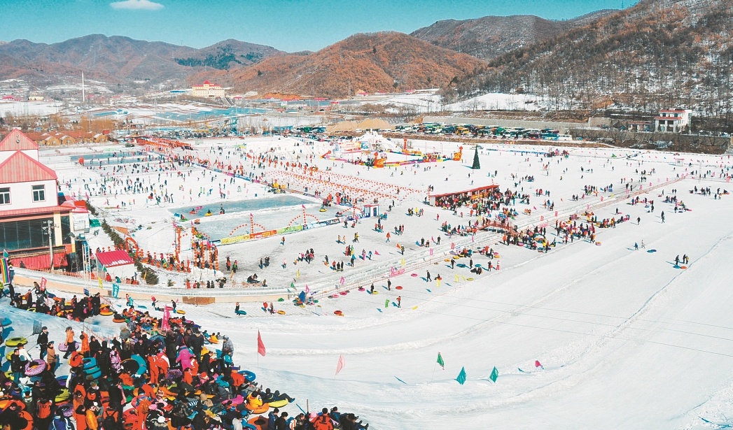 冰雪大世界游客嬉雪。（摄影：许蔚冰）