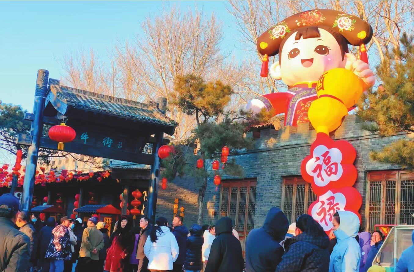 沈阳市法库县“古镇过大年”活动吸引了众多外地游客。（摄影：赵彤）
