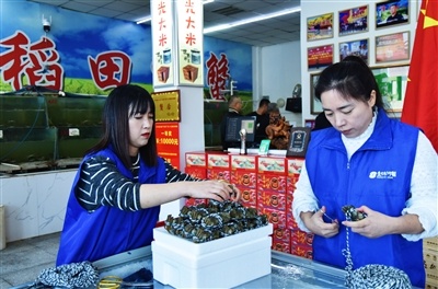 丽和海产品商行严把每一道工序，确保每只河蟹都达到“膏满黄肥、鲜香肥韧”的品质标准。记者刘杨摄