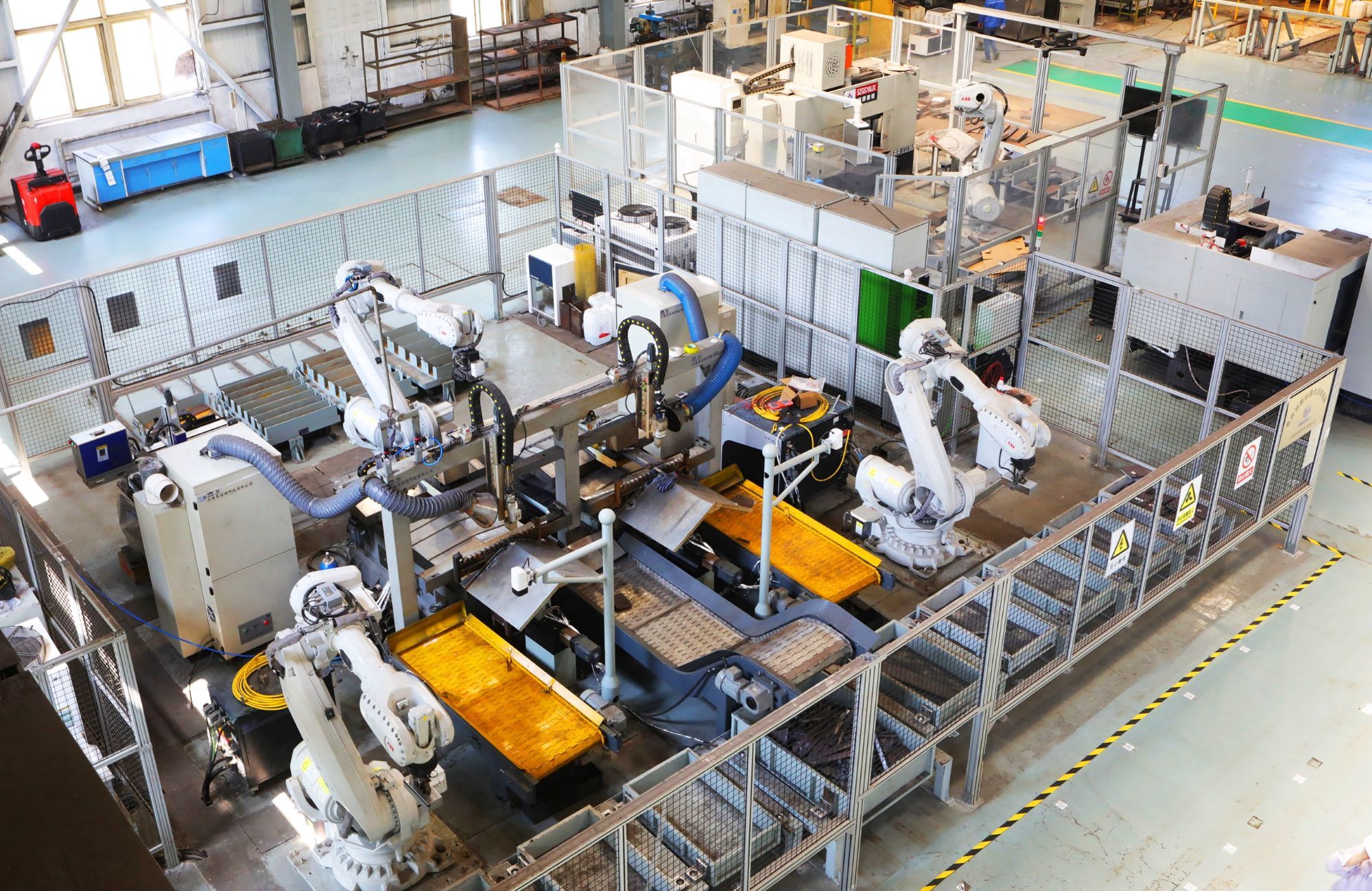 鞍钢股份公司鲅鱼圈钢铁分公司的激光智能锯切机器人。