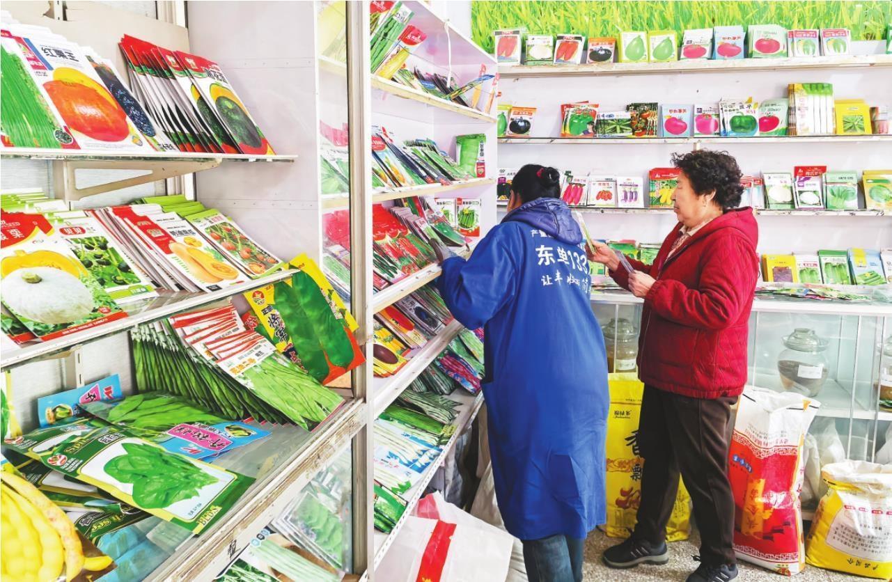 顾客在朝阳市种子市场内选购农资。 辽宁日报特约记者 李松娟 摄
