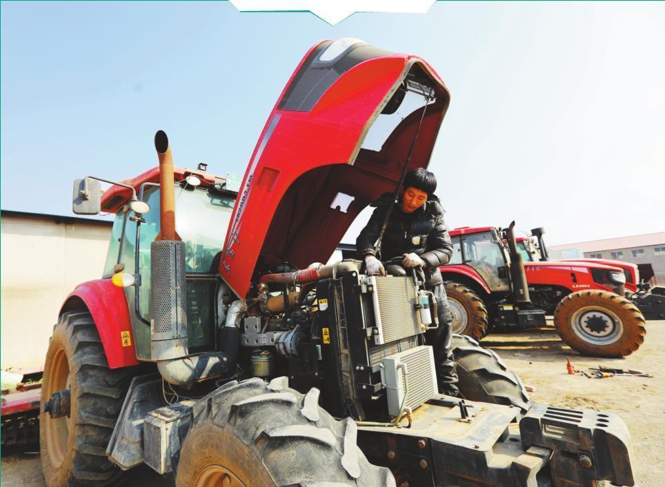 葫芦岛市志勇农机专业合作社技术人员正在检修农用机械。 刘丹 齐天昊 辽宁日报特约记者 杨兵 摄