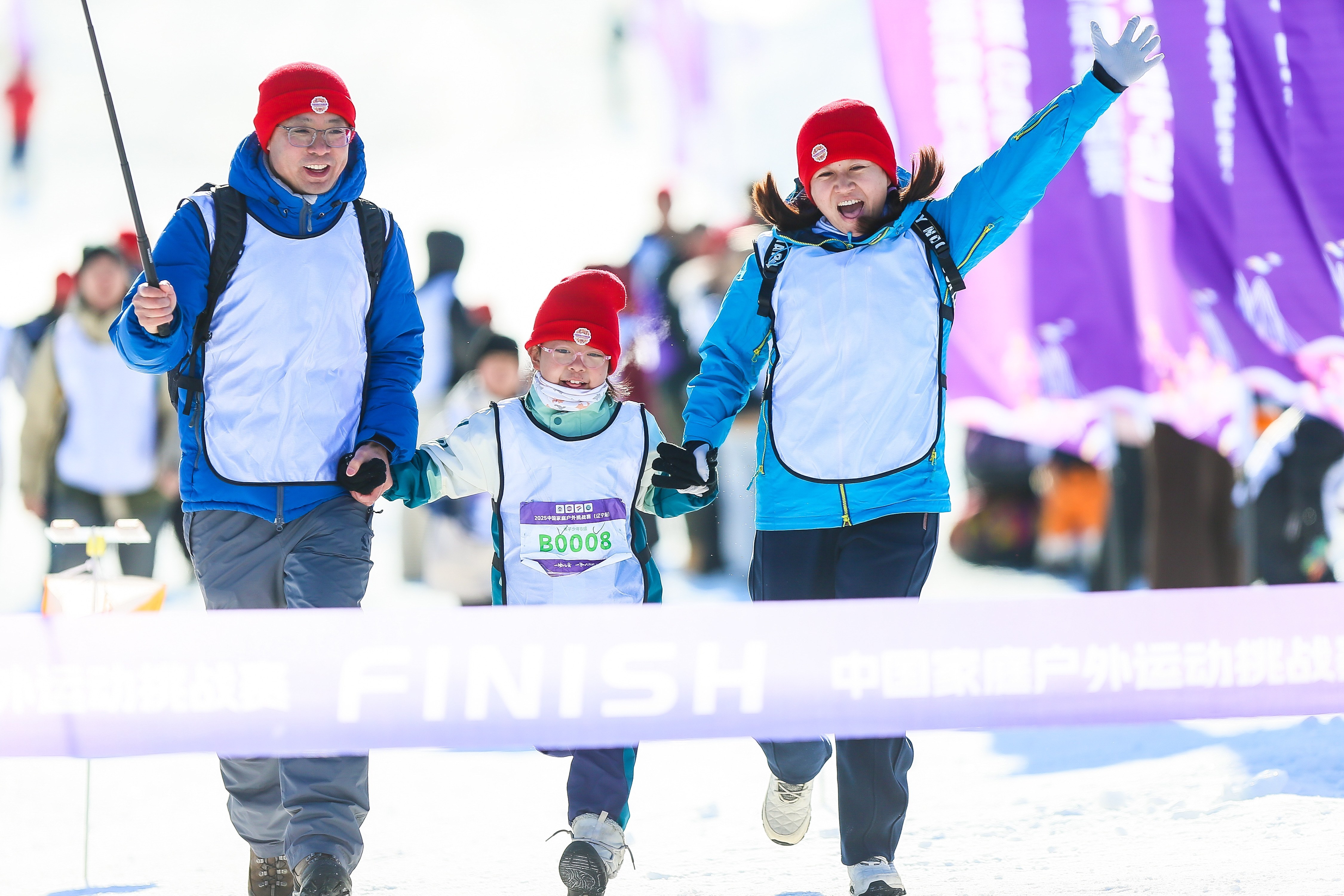 一家三口“终点冲线”前庆祝。