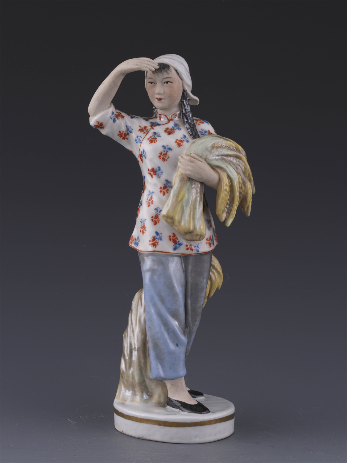 现代景德镇粉彩割水稻的妇女